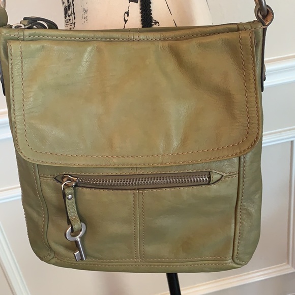 ☘️Authentic Fossil Green Leather Crossbody 💚 - Picture 6 of 12